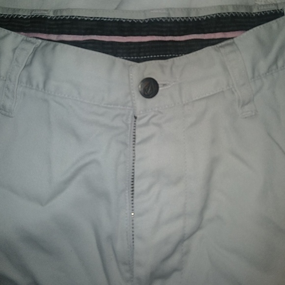 Volcom 💎 Men's Khaki Shorts - Picture 2 of 4